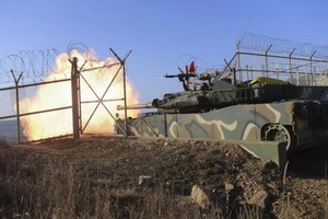 韩国军方表示，6日下午朝鲜军队再度朝延坪岛西北部海域进行炮击，「大约发射了约60枚炮弹」。 （示意图：AP）