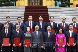 国家主席武文赏向越南驻各国大使、机关首席代表颁授委任《决定》。（图：越通社）