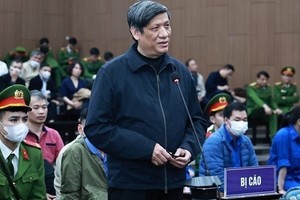 卫生部原部长阮青龙站在被告席上回答审判员问案。（图：PV）