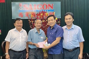 理事长王永胜（左二）等代表，把5000万元善款转交给本报主编阮玉英。