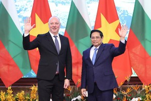 保加利亚国民议会议长罗森.季米特洛夫.耶利亚兹科夫（左）与政府总理范明政。（图：VGP）