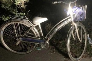 人们发现小A.的自行车停放在湖水旁边。（图：TL）