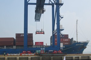 本市港口装卸集装箱。（图：黄海）