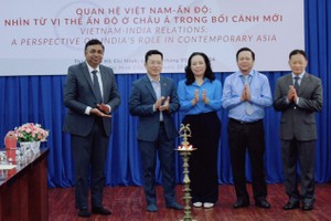 组委会与诸位嘉宾一起参加点亮油灯仪式。