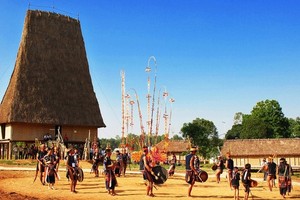 当地少数民族传统龙屋。