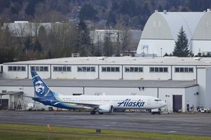 图为2024年1月6日，美国阿拉斯加航空公司发生事故的波音737 MAX 9型客机停靠在美国波特兰的一处维修站。（图：新华社/AP）