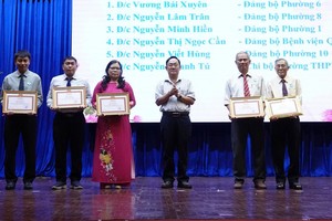 华人优秀党员王沛川(右一)获得市级颁发的连续５年取得出色成绩党员奖状。