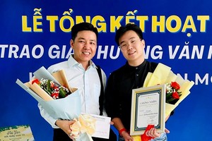 华青曾原健（左）获接纳会员与获得翻译奖黄有福合照。