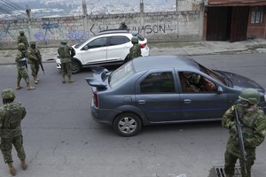 厄瓜多尔军人在一个住宅区设置检查站，截查车辆。（图：AP）