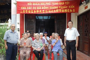 二府会馆副理事长谢忠成、彭志光向诸位高龄乡亲赠送岁暮礼物。