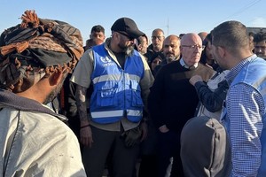 麦戈德里克在加沙南部拉法会见流离失所的巴勒斯坦人。（图：联合国）