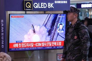 14日下午，在首尔站候车厅，市民观看有关朝鲜发射弹道导弹的报道。（图：韩联社）