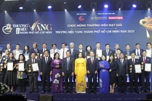 市领导同夺得金牌奖项的企业代表合影。（图：黎宇）