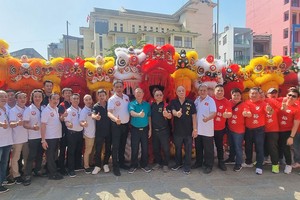 精英堂龙狮团点睛开光典礼