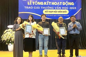 市作协颁发各个文学领域奖项，华青黄有福（右三）荣获文学翻译奖。