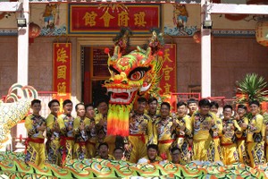 海南联友龙狮团获颁发“持有越南最长金龙”吉尼斯纪录认证。