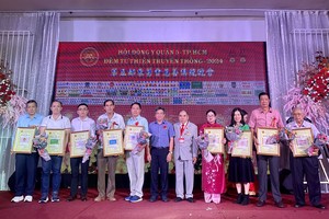 第五郡东医会向各单位与个人赠送感谢状。