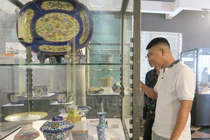 游客参观展会的古物。（图：市党部新闻网）