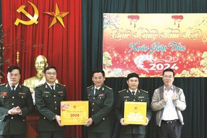 国家主席赠礼物边防部队。（图：越通社）