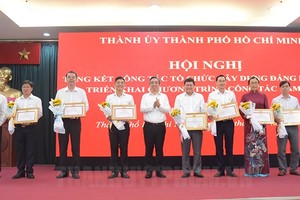 市委组织处主任阮福禄（中）向取得佳绩的各单位代表颁授奖状。（图：市党部新闻网）