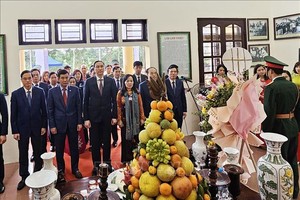 富寿省领导同工作团在胡伯伯纪念馆上香缅怀和敬献鲜花。（图：越通社）