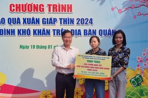 市台商会移交善款给第五郡越南祖国阵线委员会。