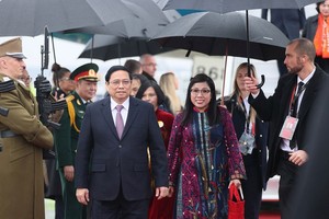 越南政府总理范明政偕夫人18日抵达布达佩斯李斯特‧费伦茨国际机场对匈牙利进行正式访问。（图：越通社）