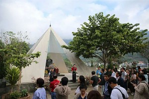 本市模范宣教、新闻、出版干部代表团晋谒西进第52团遗迹。