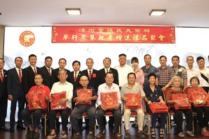 张氏大宗祠第十四届理事会向诸位高龄宗亲赠送岁暮礼品。