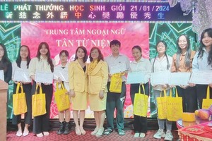 陆燕湄董事长及卢佩攸校长颁发证书给学生。