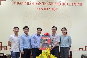 本报与市民族处领导合影。