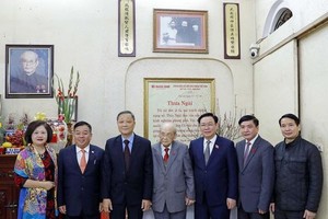 国会主席王廷惠（右三）同已故国务委员会主席裴鹏抟家属合影。（图：越通社）