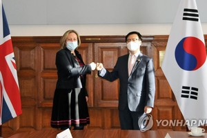 资料图片：2022年举行的韩英自贸协定贸易委员会会议现场照。（图：韩联社）