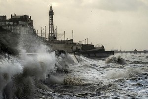 伊莎风暴侵袭英国，导致铁路中断、航班取消，还有数以万计家庭无电可用。（图：AP）