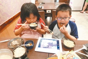 须给小孩撇掉吃饭看手机陋习