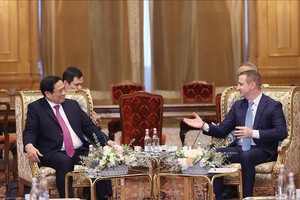 越南政府总理范明政会见罗马尼亚众议院议长阿尔弗雷德‧西蒙尼斯。（图：越通社）