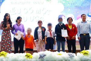 MDS院长阮芳玲和市国家法理辅助中心经理黄晋达转交出生证给特殊场合的儿童。