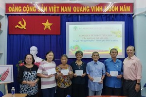 第十一郡高龄人会主席朱杞文(右一）向老人赠送礼物。