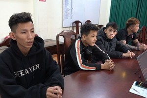 被捕的4名窃贼ì在公安派出所向调查员供述其犯罪过程。（图：警方提供）