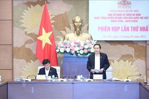 国会常务副主席陈清敏（站）主持会议。（图：越通社）