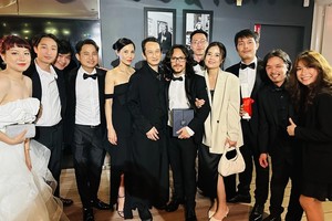 两位越南电影代表人导演陈英雄与导演范天恩（中）在后台合影。