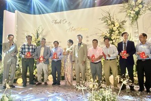 邓栢荣与区美莉夫妇向各单位赞助经费。