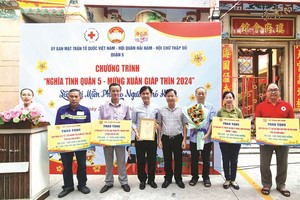 第五郡越南祖国阵线委员会送花和感谢状给海南会馆以及颁发礼物给各代领单位。