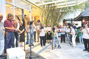 外国游客参观奇龙美术馆及学习水墨画。