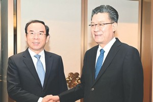 中国广州市委书记郭永航欢迎市委书记阮文年。