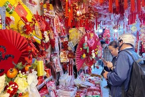 第五郡海上懒翁街的商店挂上琳琅满目的春节装饰品。（图：秋香）