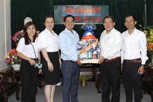 本报编委文忠孝接受第十一郡第十四坊赠送的贺年礼物。