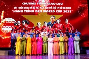 女足队与球迷交流。