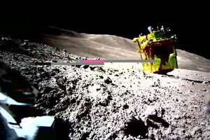 图为在月球表面着陆的探测器SLIM（右上）。由分离出的超小型变形机器人“SORA-Q”拍摄于1月20日。（图：共同社）