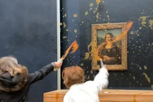 《蒙娜丽莎》名画被泼南瓜汤